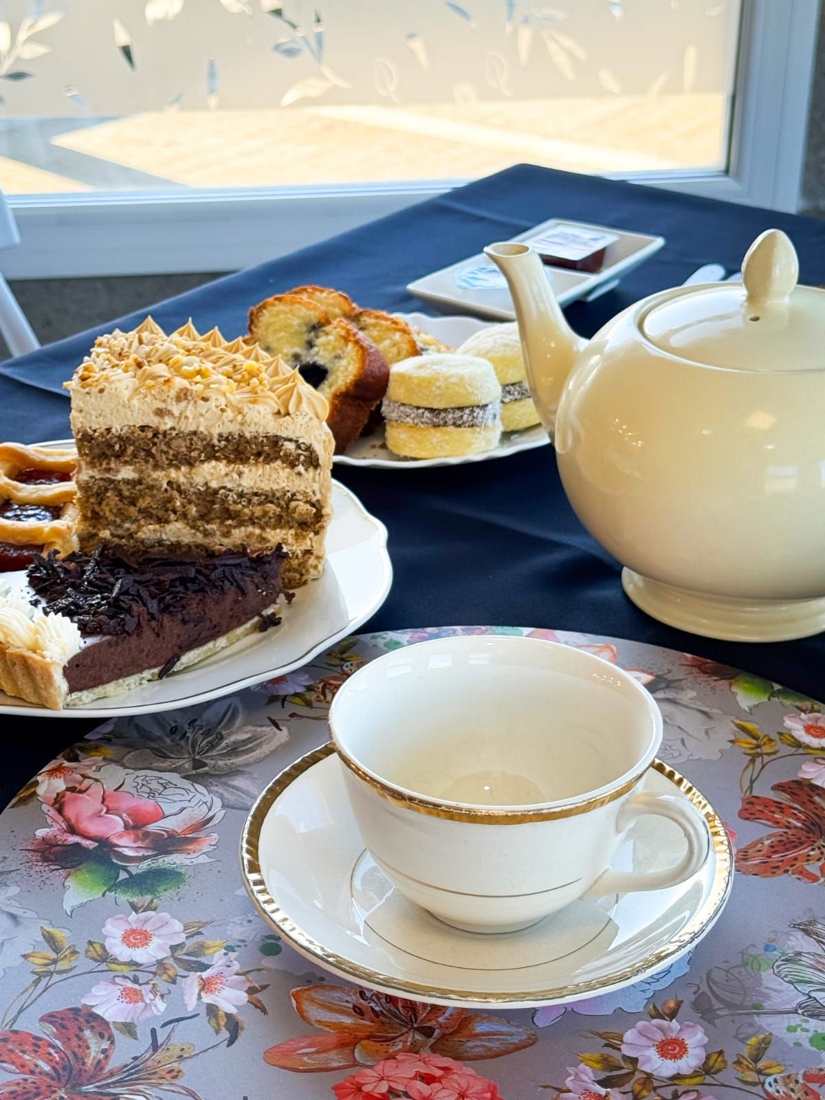 Una mesa cubierta con platos de comida y una taza de té.