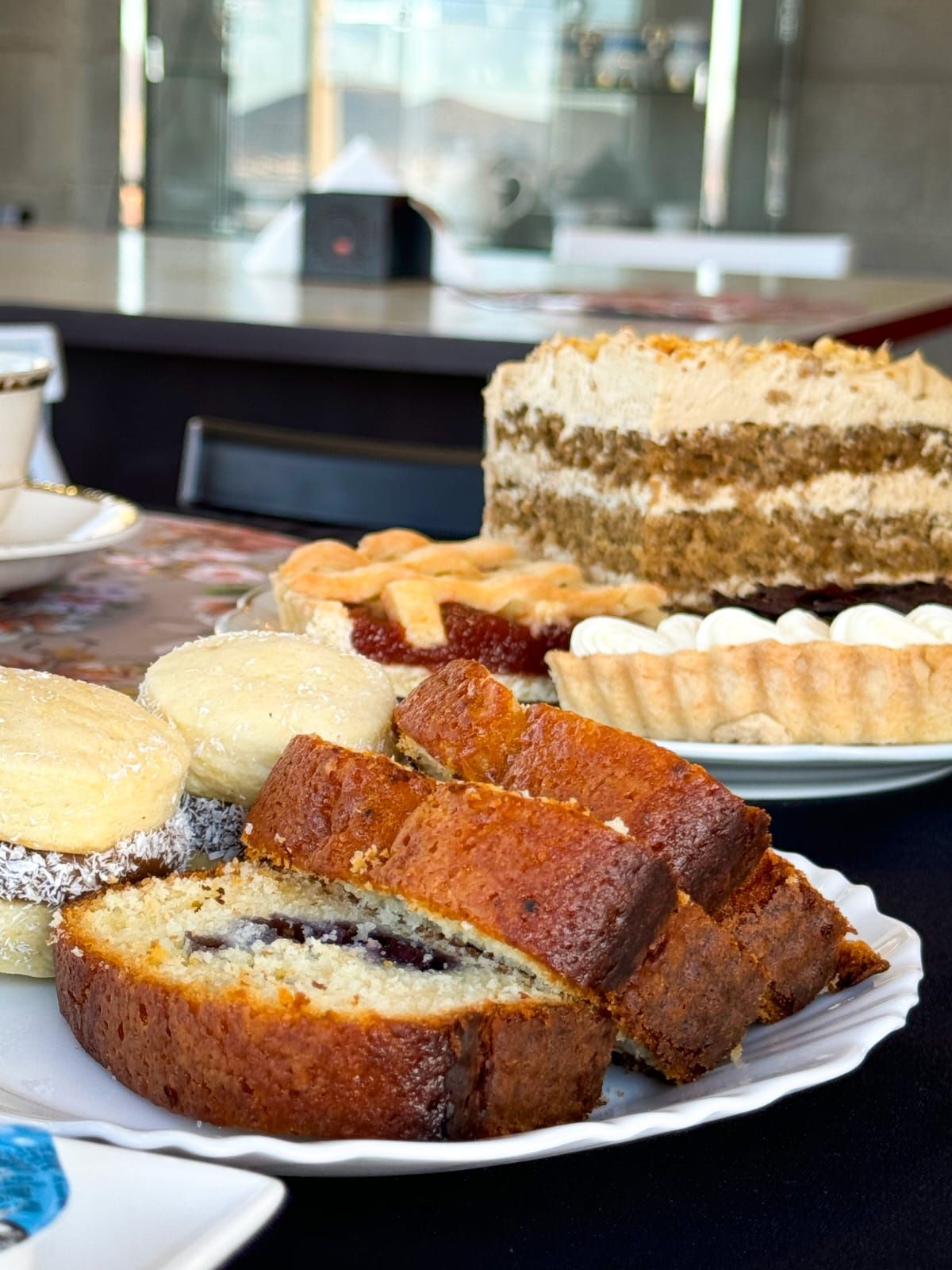 Hay muchos tipos diferentes de postres en la mesa.