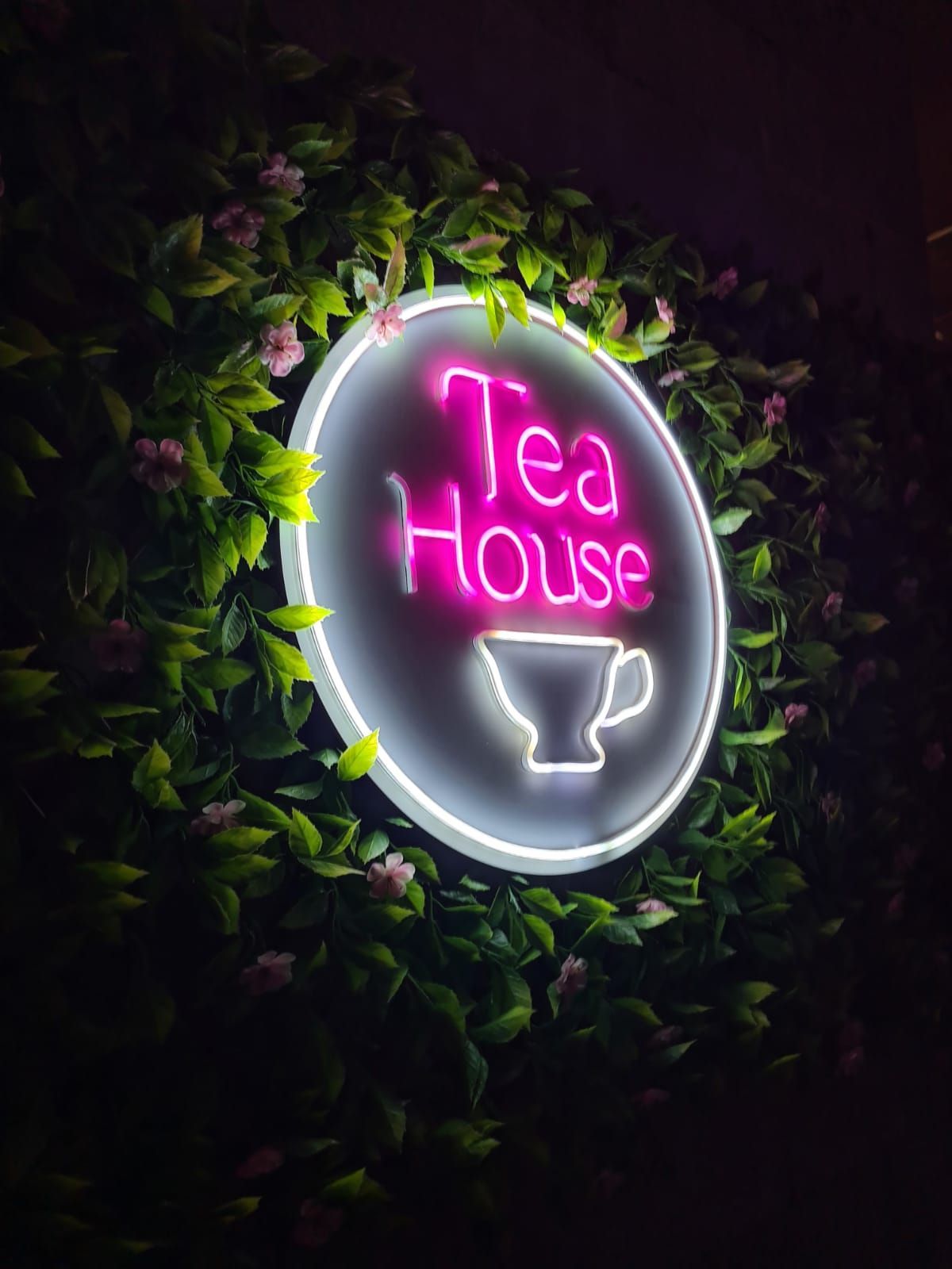 Un letrero de neón que dice