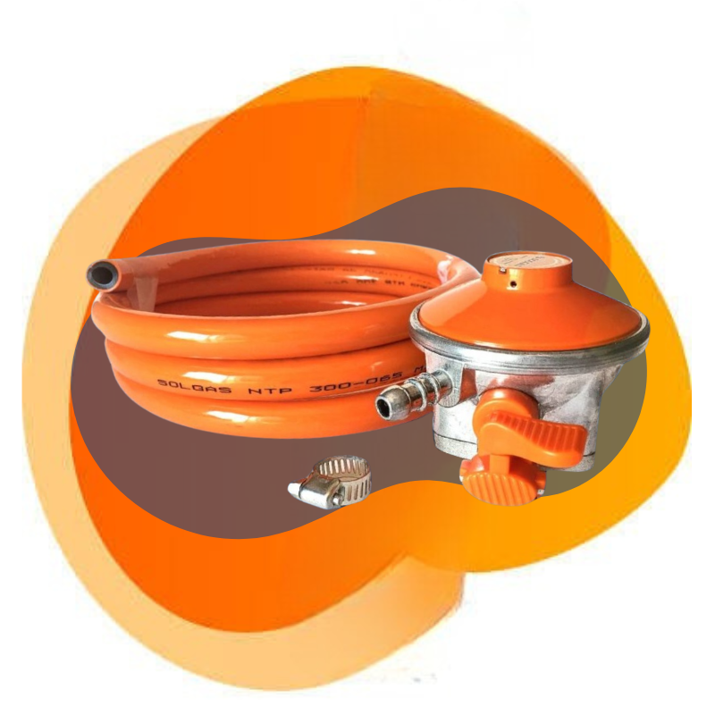 Tanque de propano Solgas color plata con regulador y manguera roja, sobre fondo verde.