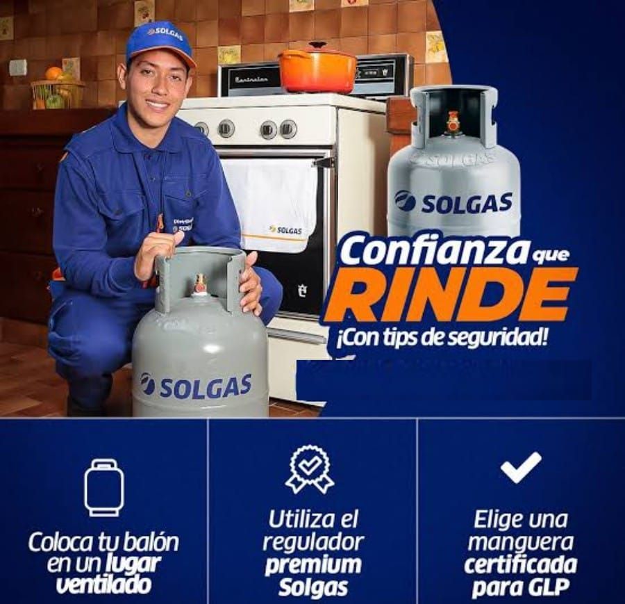 Hombre de traje azul sostiene una bombona de gas.