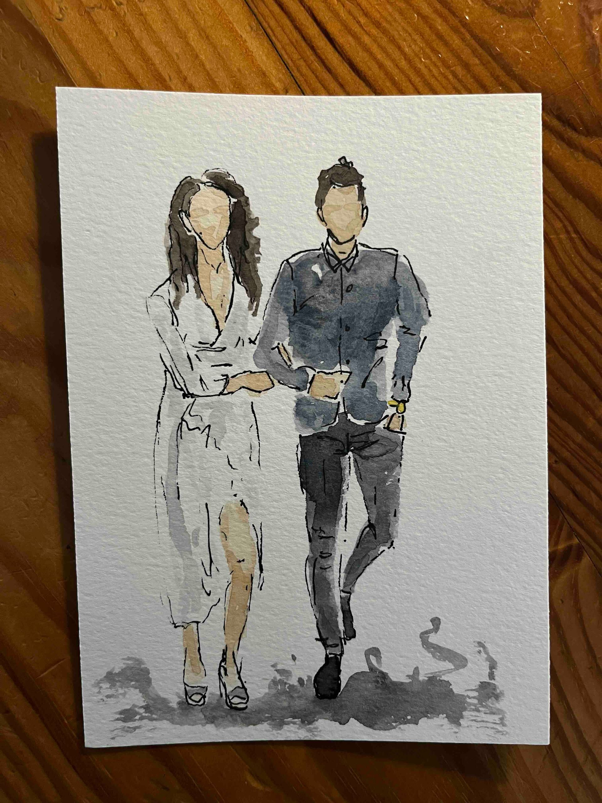 Aquarel portret van een paar dat arm in arm loopt. De vrouw draagt een witte jurk, de man een blauw pak.
