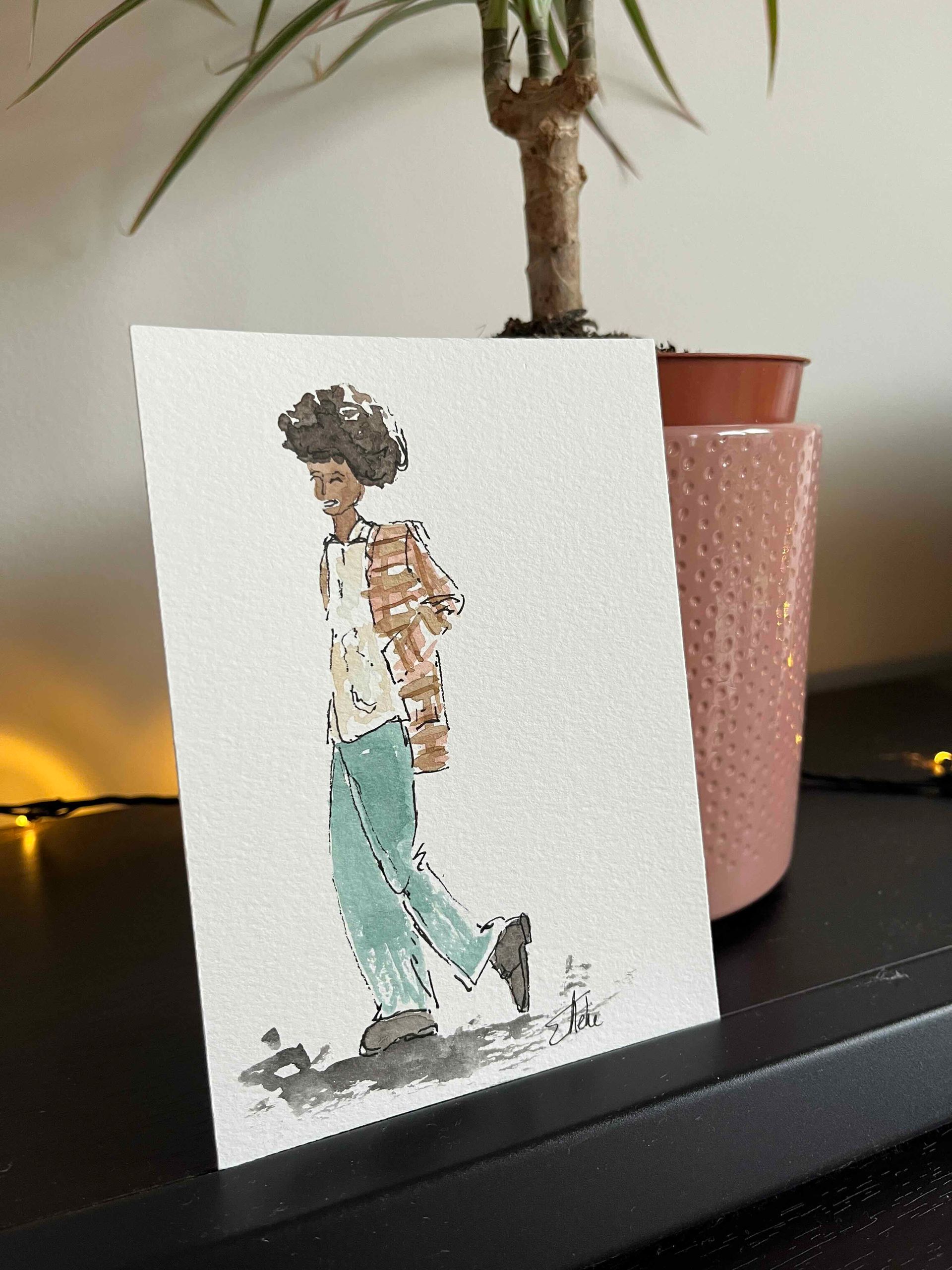 Aquarel van een lopend persoon, gekleed in een lichtblauwe broek en een wit shirt. Het kunstwerk leunt tegen een potplant.