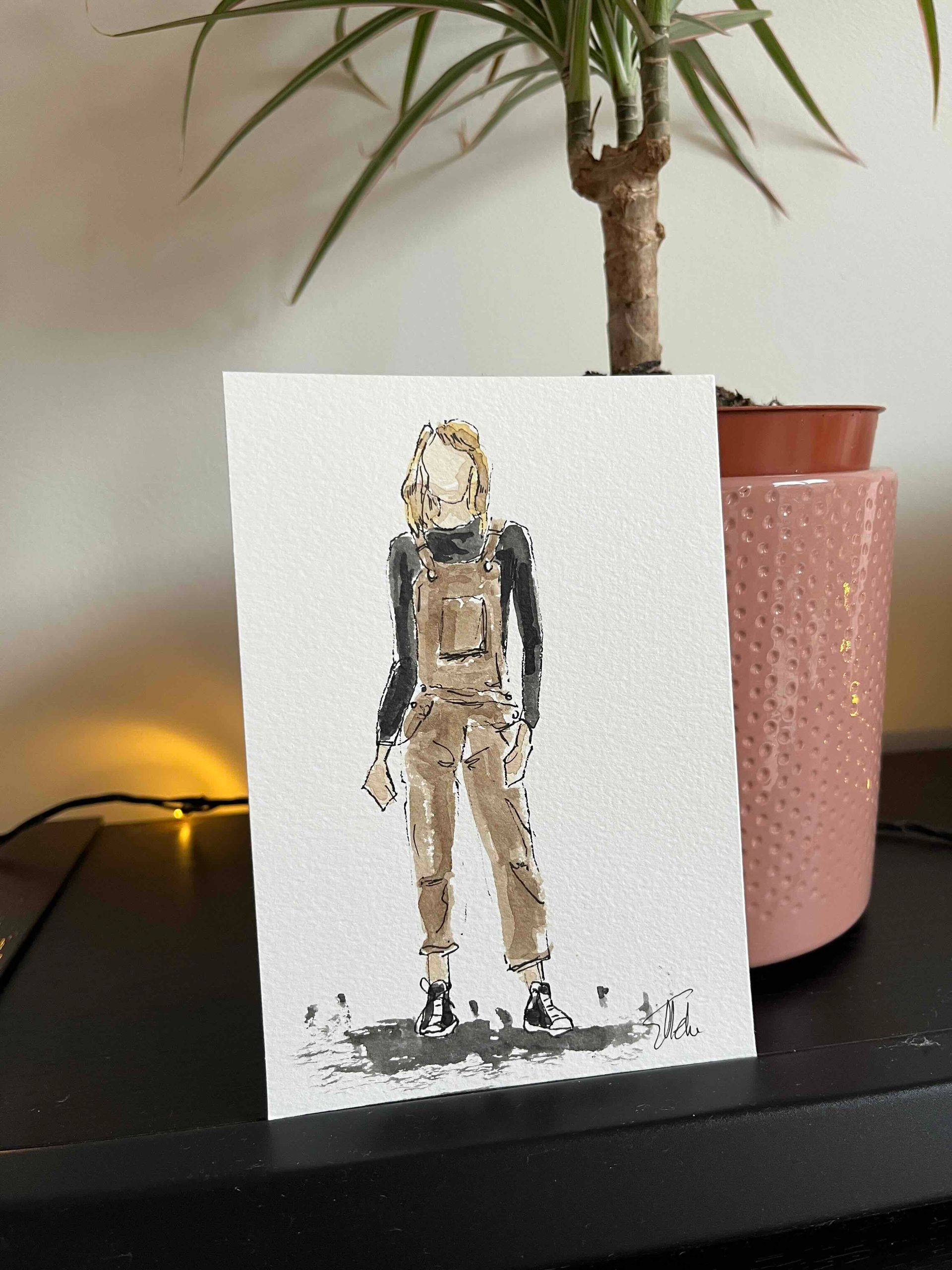 Aquarel van een persoon in een overall, staand voor een plant en een roze pot.