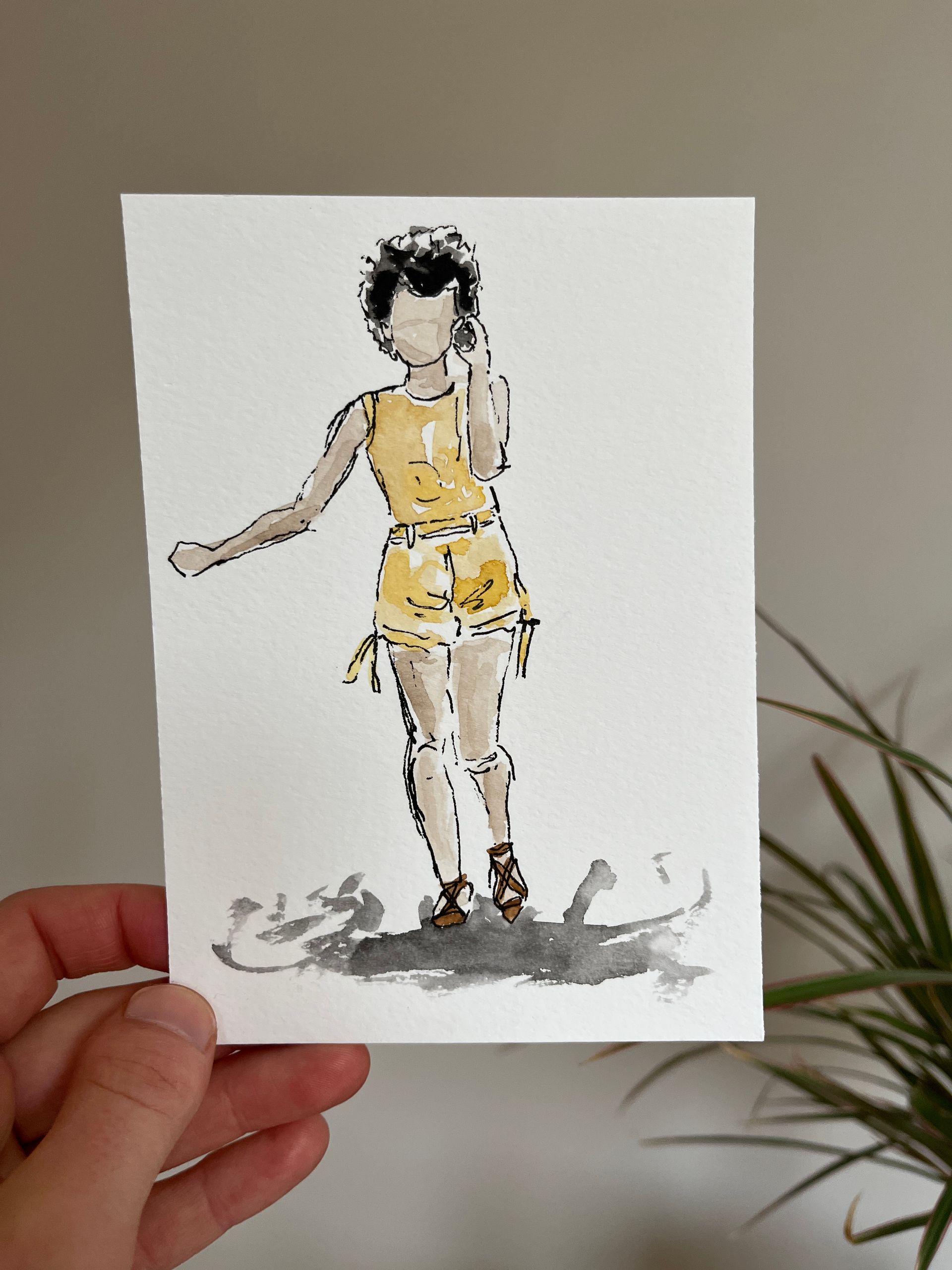 Aquarelillustratie van een persoon in een gele outfit.