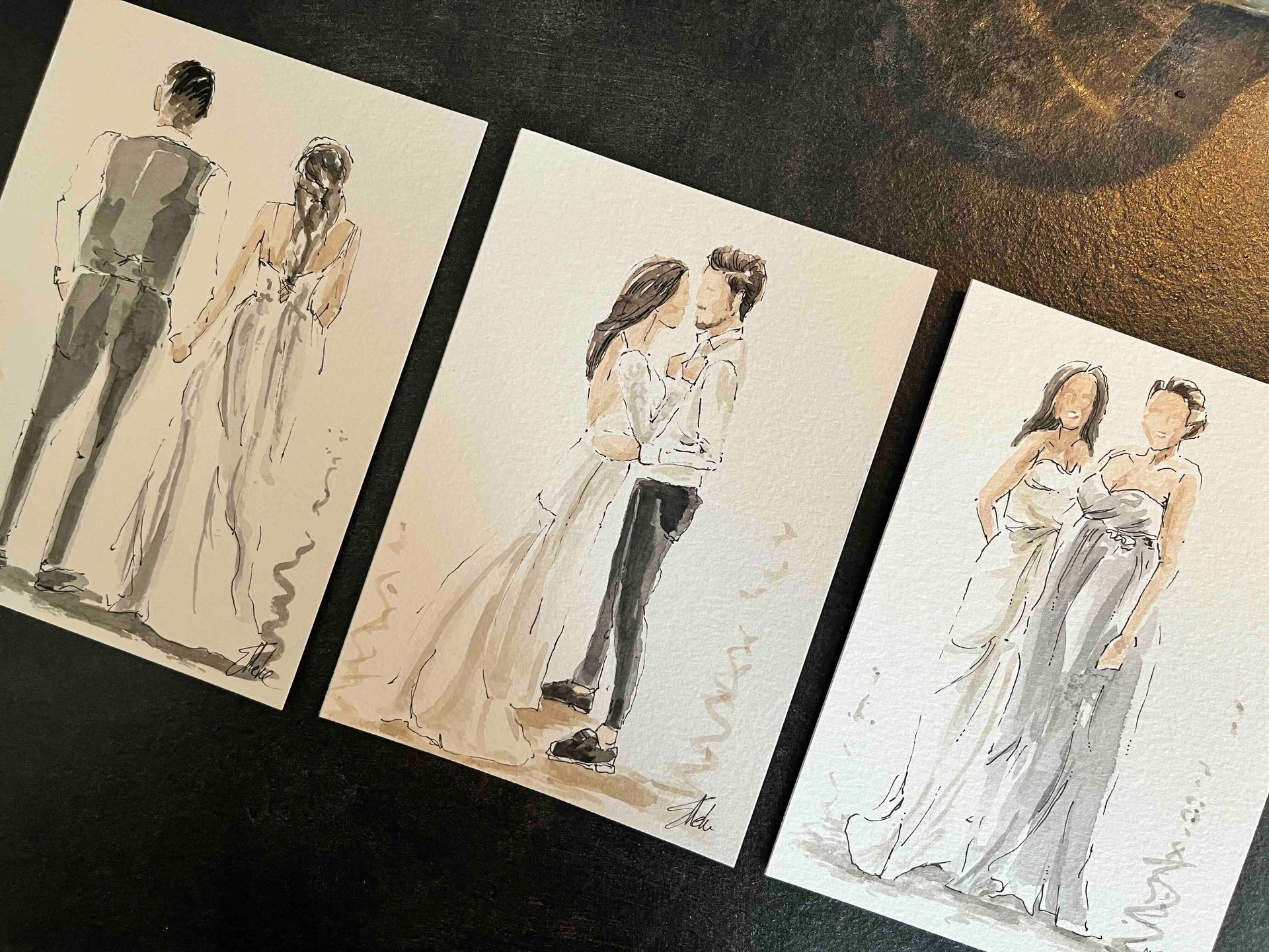 Aquarel trouwportret: Een kussend paar, man in blauw pak, vrouw in witte jurk.