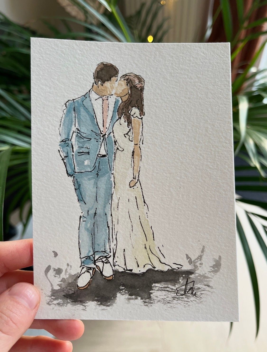 Aquarel trouwportret: Een kussend paar, man in blauw pak, vrouw in witte jurk.