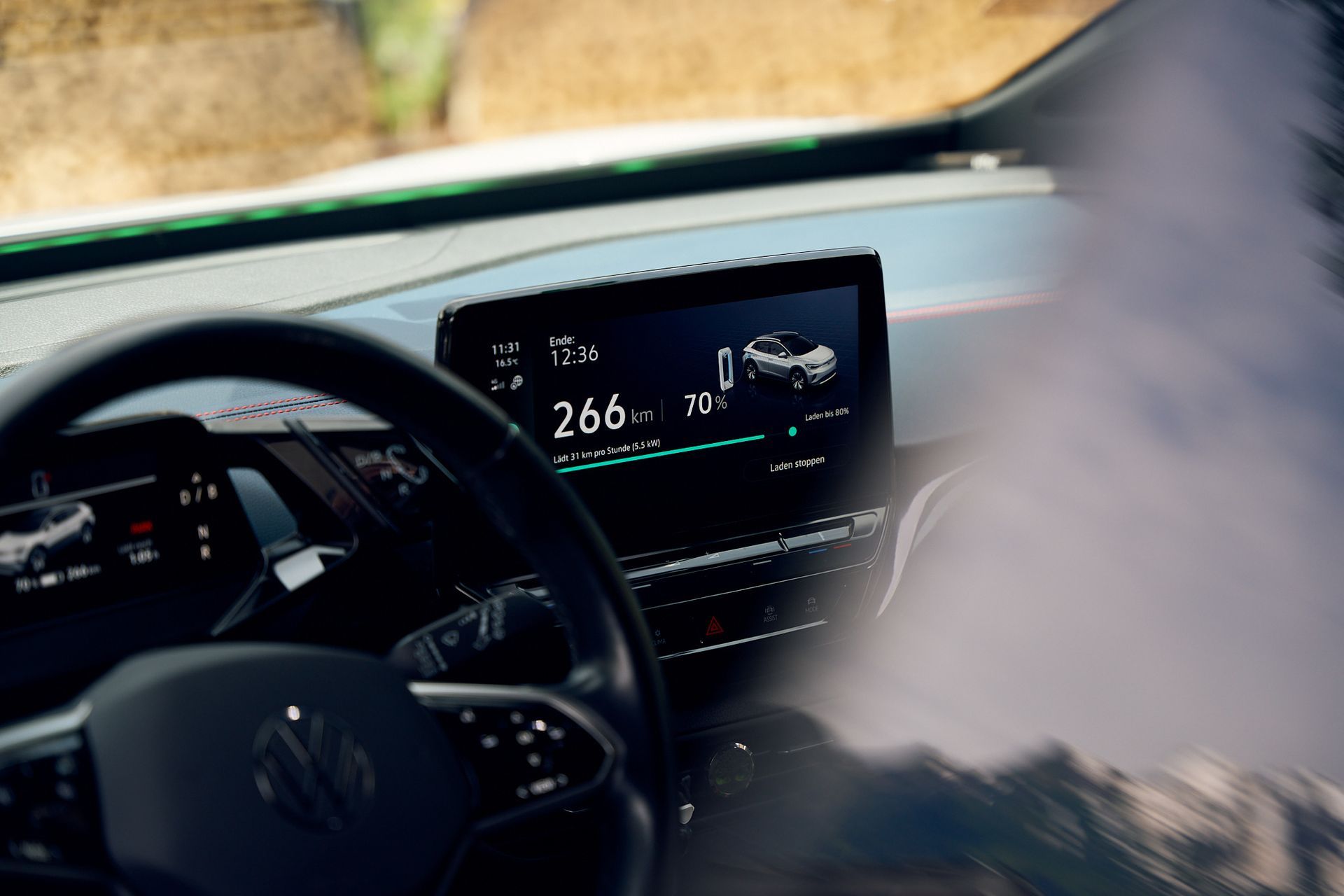 Eine Nahaufnahme vom Lenkrad und Armaturenbrett des Fahrschulautos Fahrschule Lars