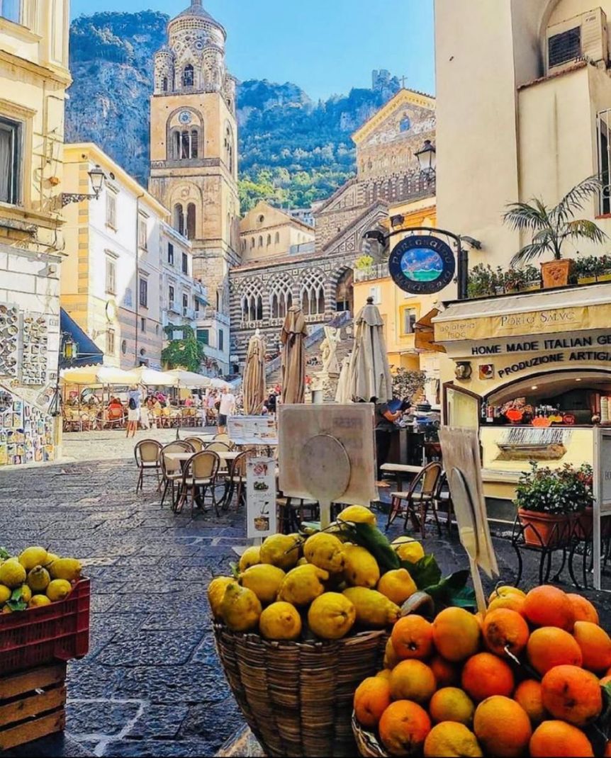 piazza con cesti di frutta nella Costiera Amalfitana