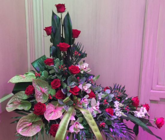 composizione floreale con rose rosse dell'impresa funebre di Piacenza