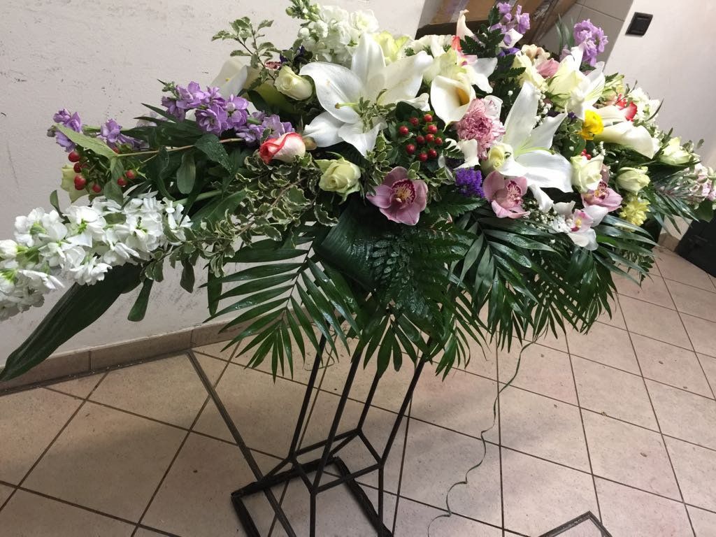 Addobbi floreali bianchi e rosa per rito funebre