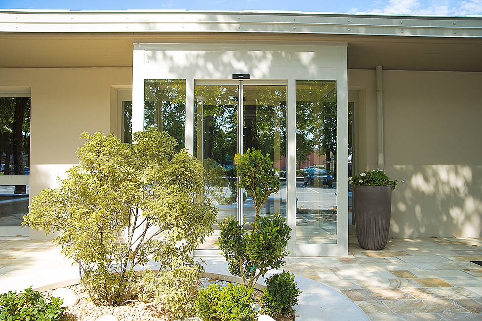 Elegante ingresso della Casa del Commiato Il Giardino