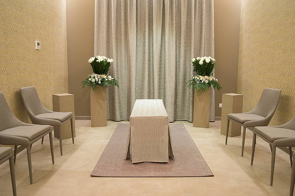 Elegante Sala del Commiato con fiori bianchi