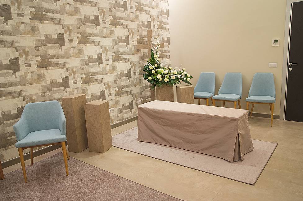 Elegante Sala del Commiato con fiori bianchi