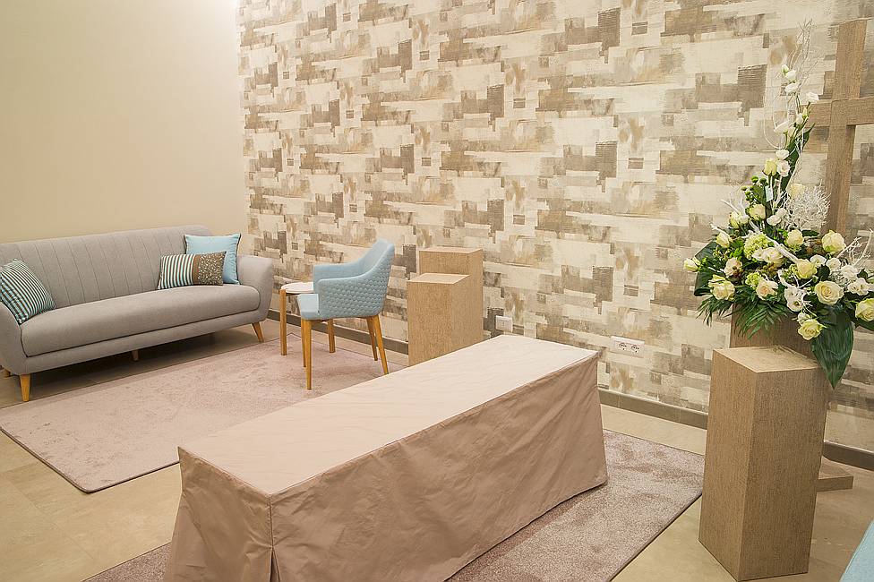 Elegante Sala del Commiato con fiori bianchi