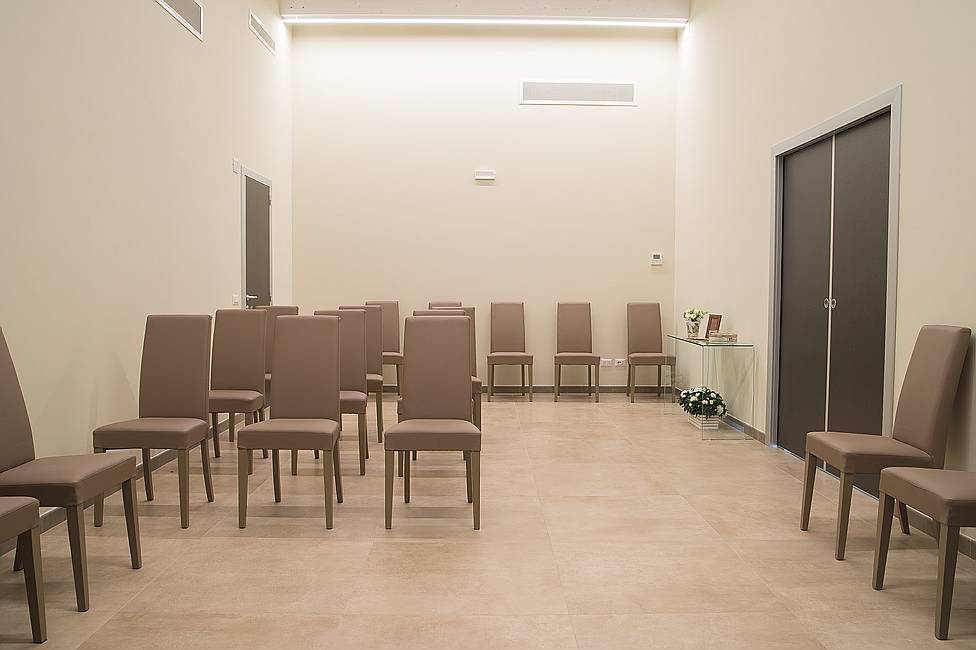 Sala del Commiato con sedie per rosari