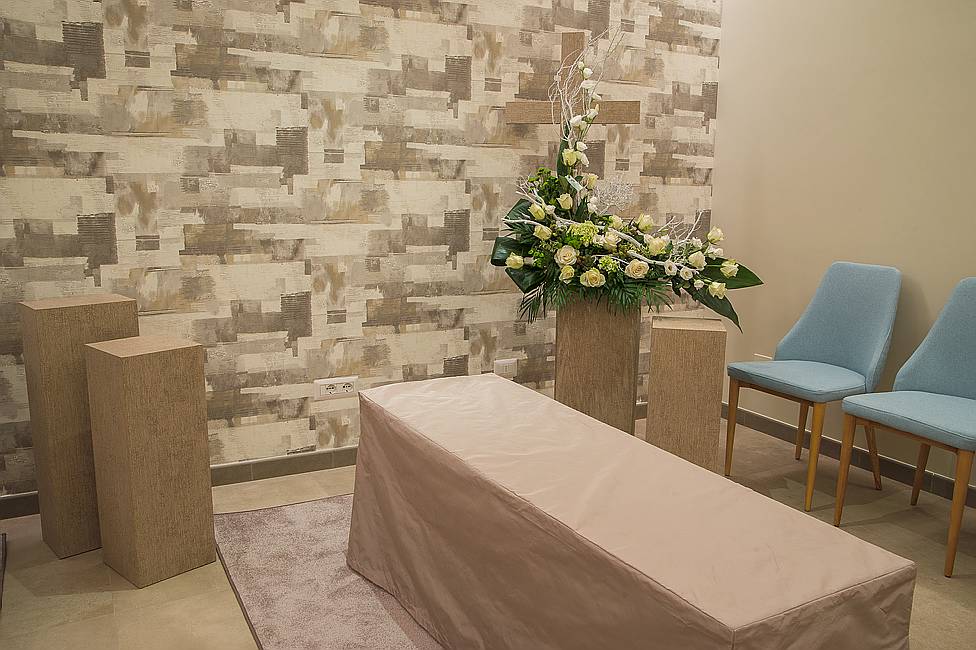 Elegante Sala del Commiato con fiori bianchi