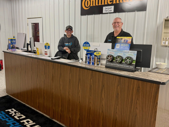 Check-in and chat at the service desk with our service professionals. 