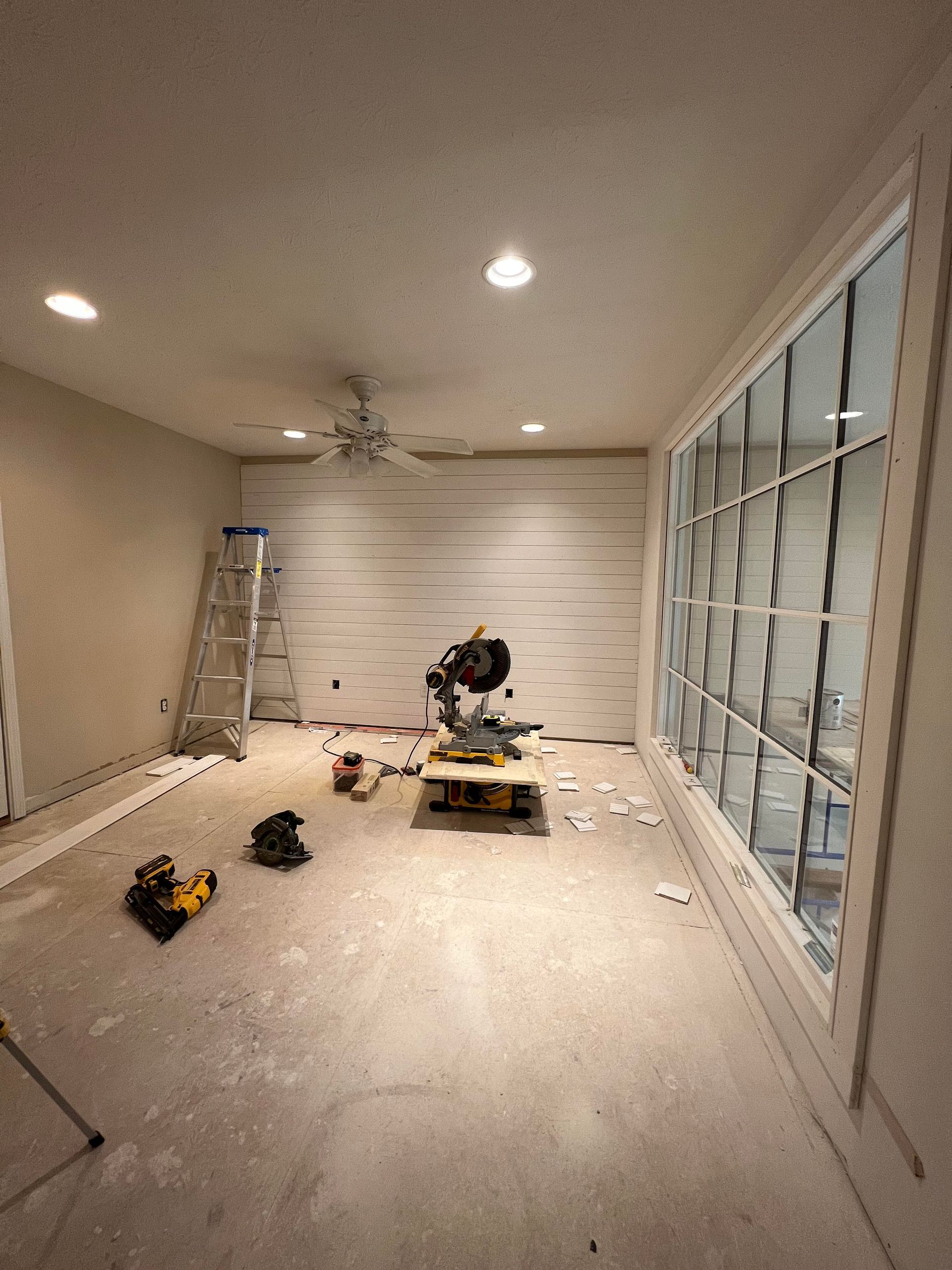 A room with a ladder and a saw in it.