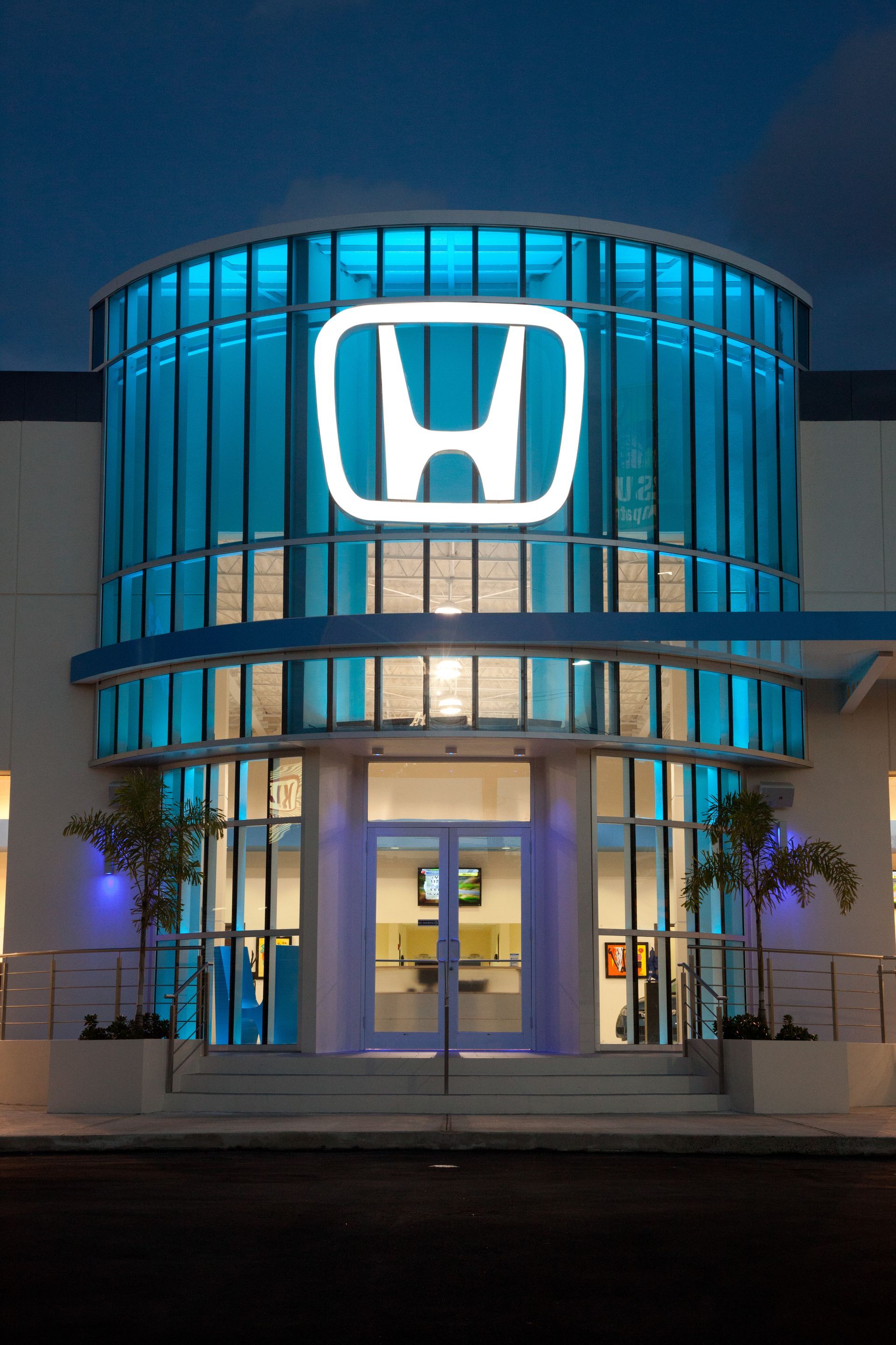 A Honda dealership built by DEV Builders lit up at night