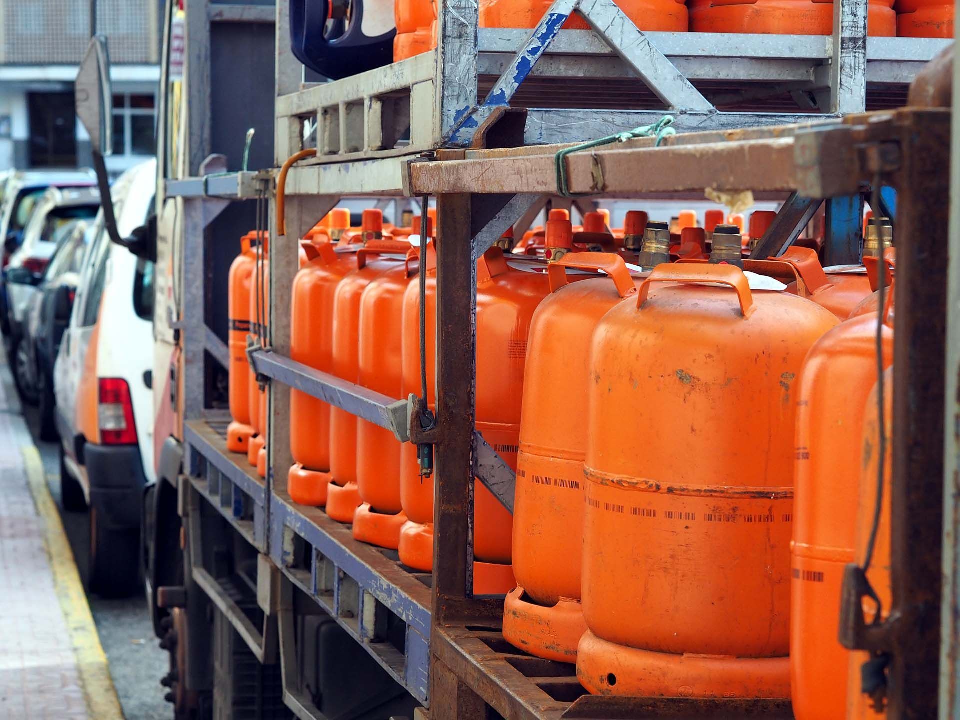 A truck filled with gas tanks.