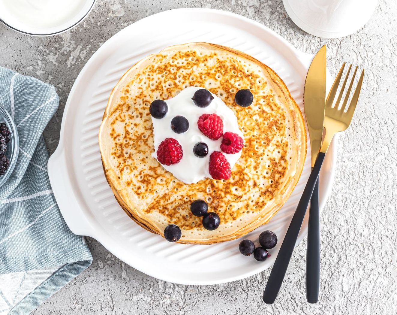 Protein Pancakes with Greek Yogurt and Berries