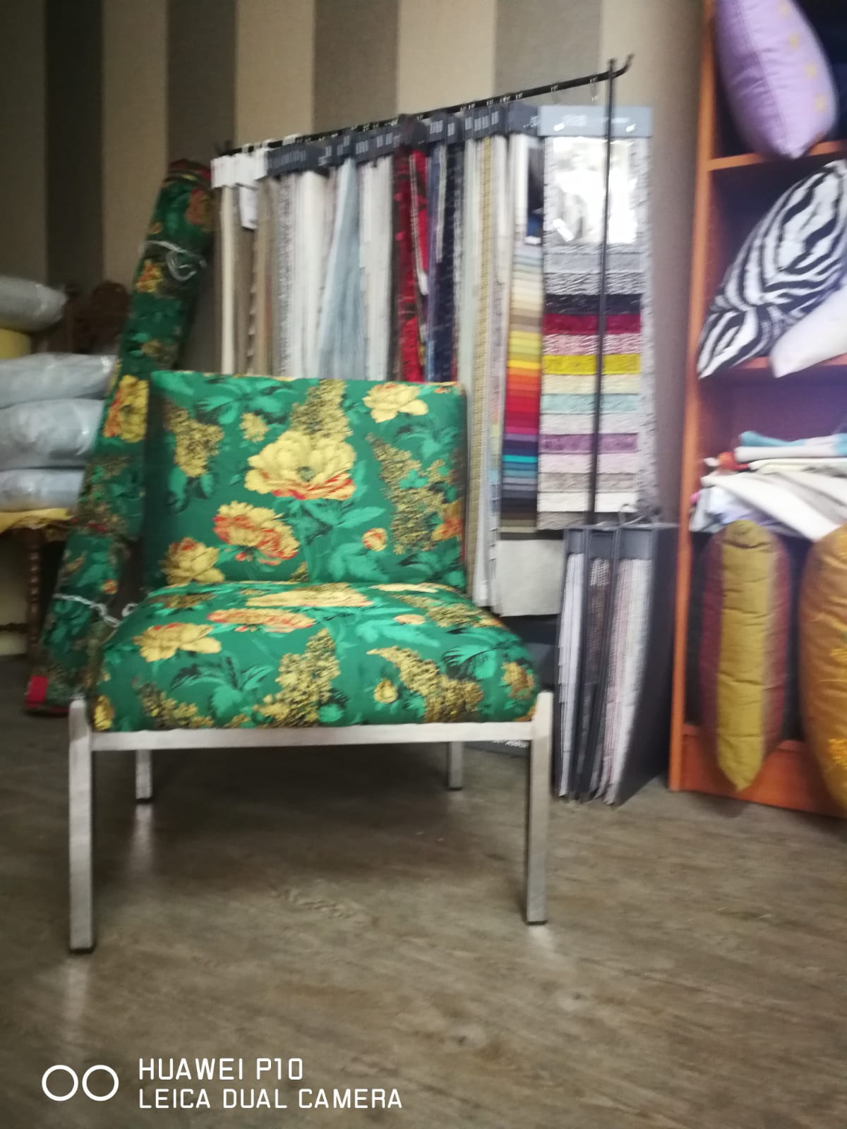 poltroncina tappezzata verde