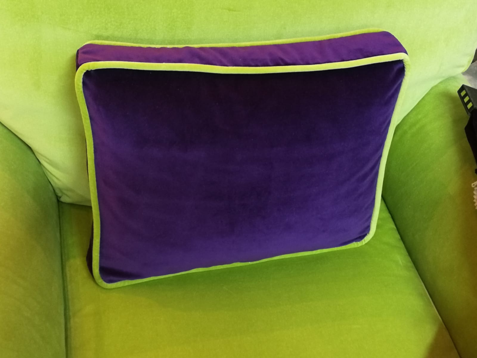 poltroncina tappezzata verde