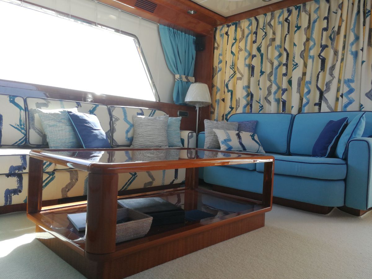 divani tappezzati dentro una barca