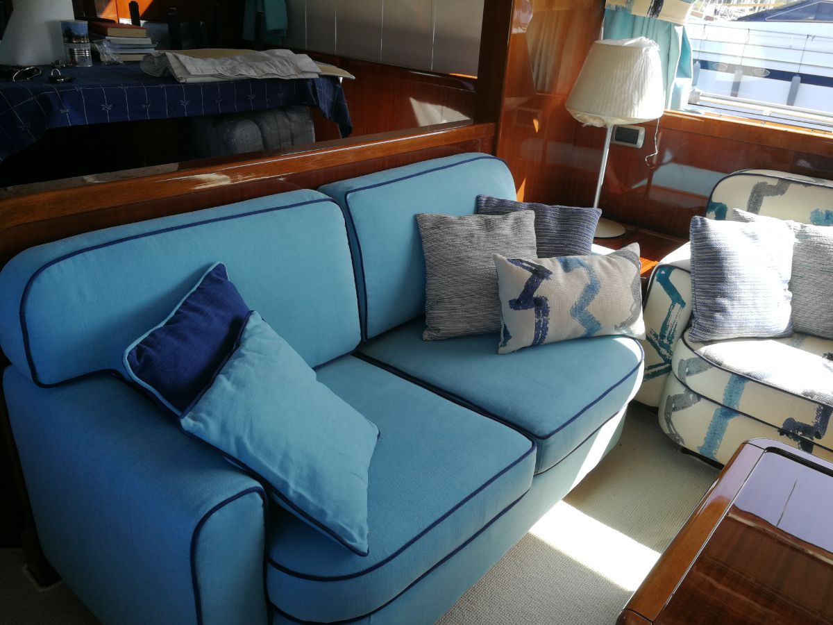 divano azzurro all'interno di una imbarcazione