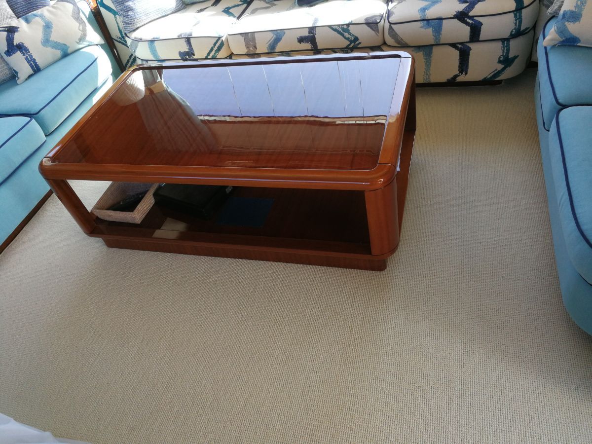 divani all'interno di una imbarcazione