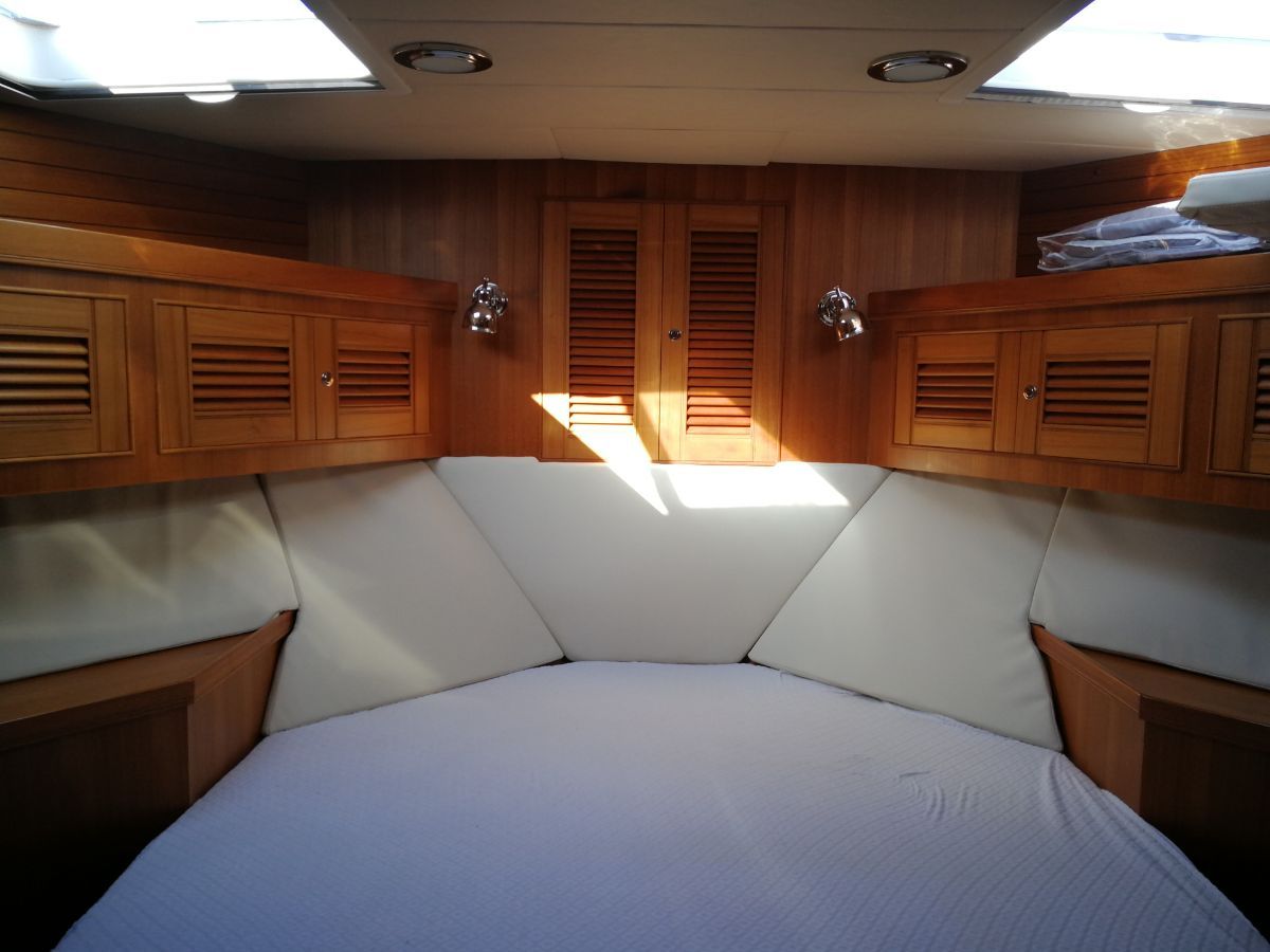 letto all'interno della camera in una imbarcazione