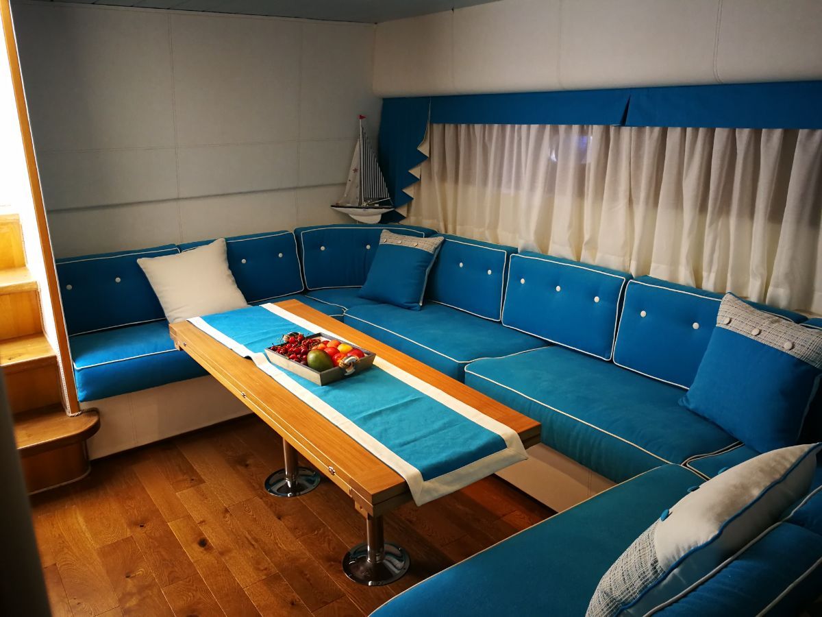 divani ad angolo all'interno di una barca