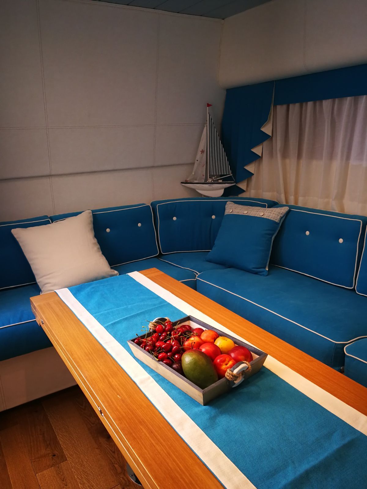 divano tappezzato dall'azienda per l'imbarcazione