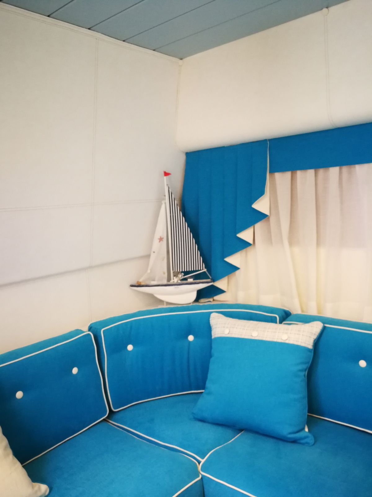 divano ad angolo in azzurro