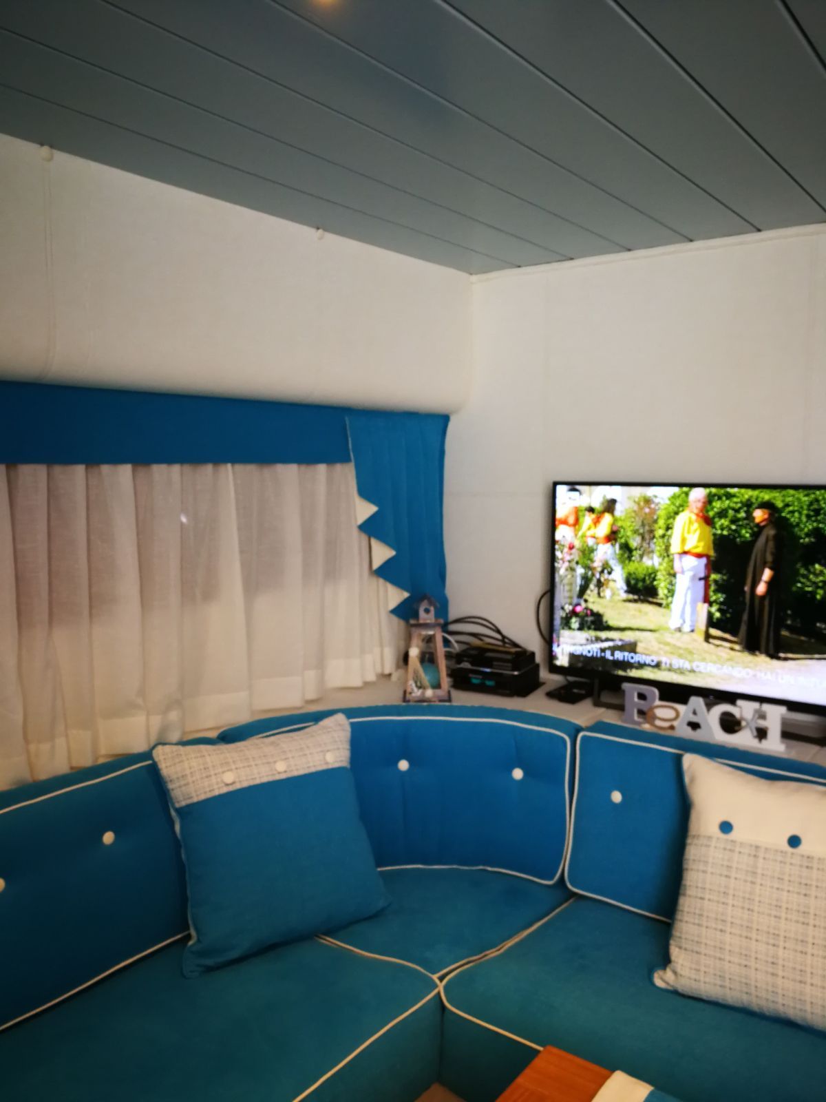 interni barca con divano tappezzato dagli specialisti dell'azienda