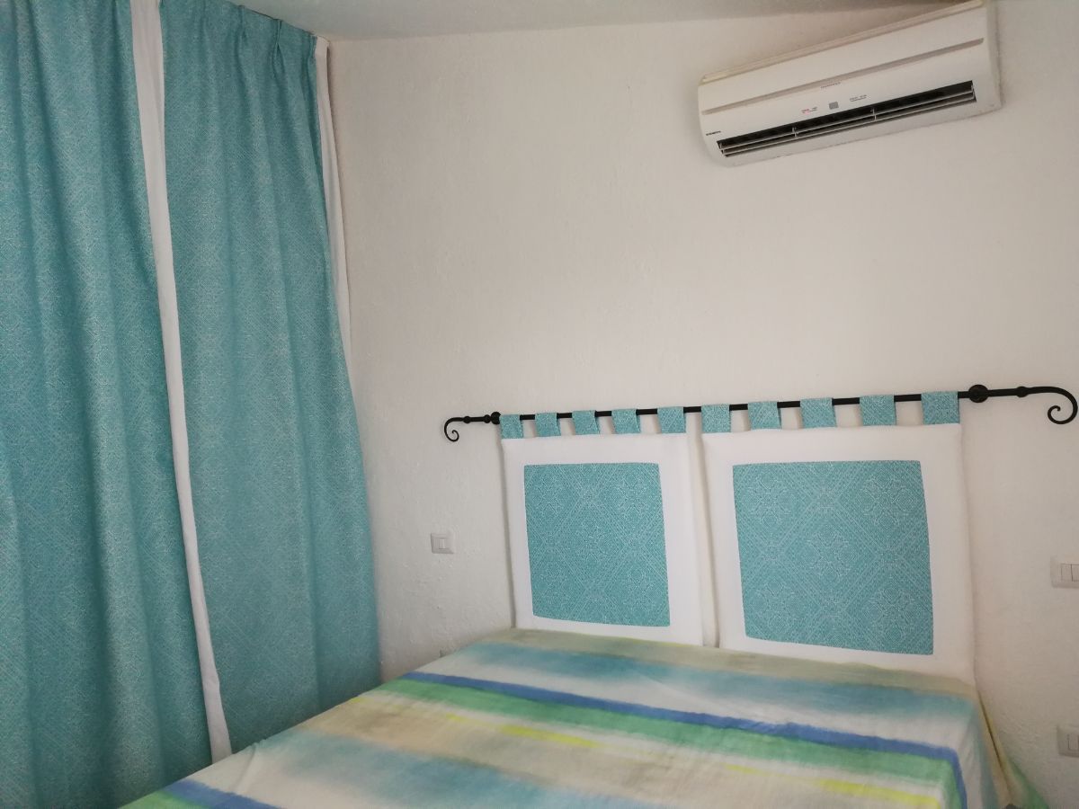 tende di colore turchese all'interno di una camera da letto