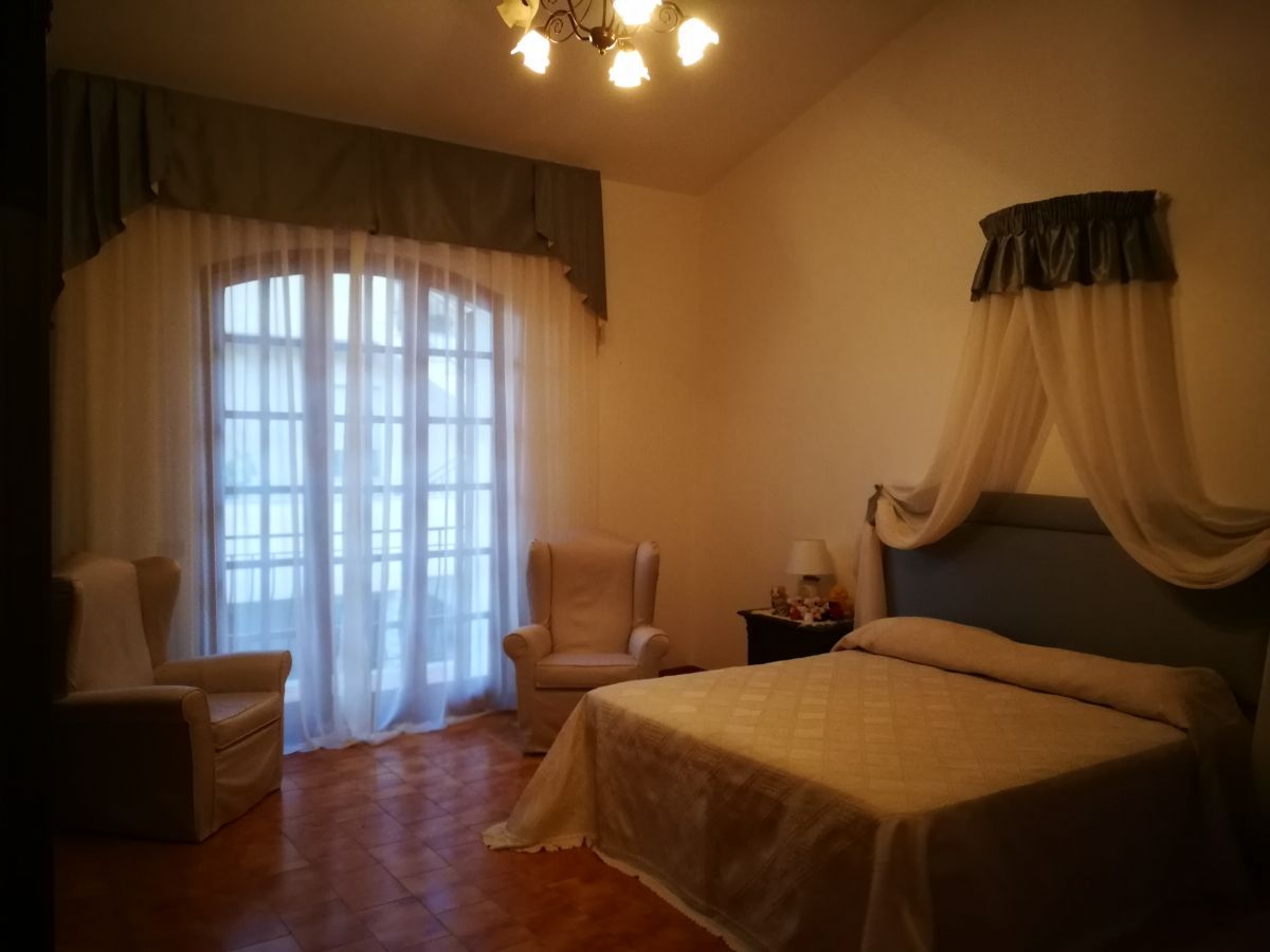 tenda a baldacchino all'interno di una camera da letto