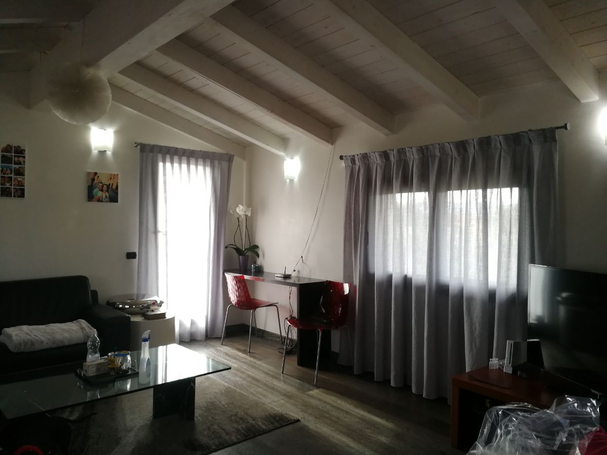 stanza con tende coprenti