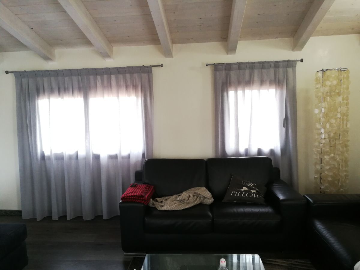 tende coprenti all'interno di una stanza