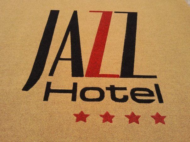 moquette con nome struttura ricettiva