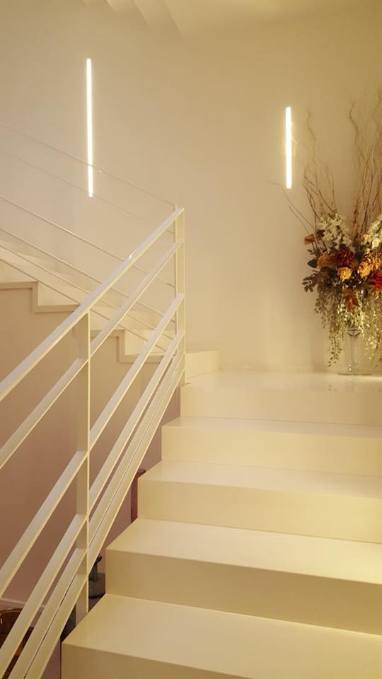 Scala e vaso di fiori