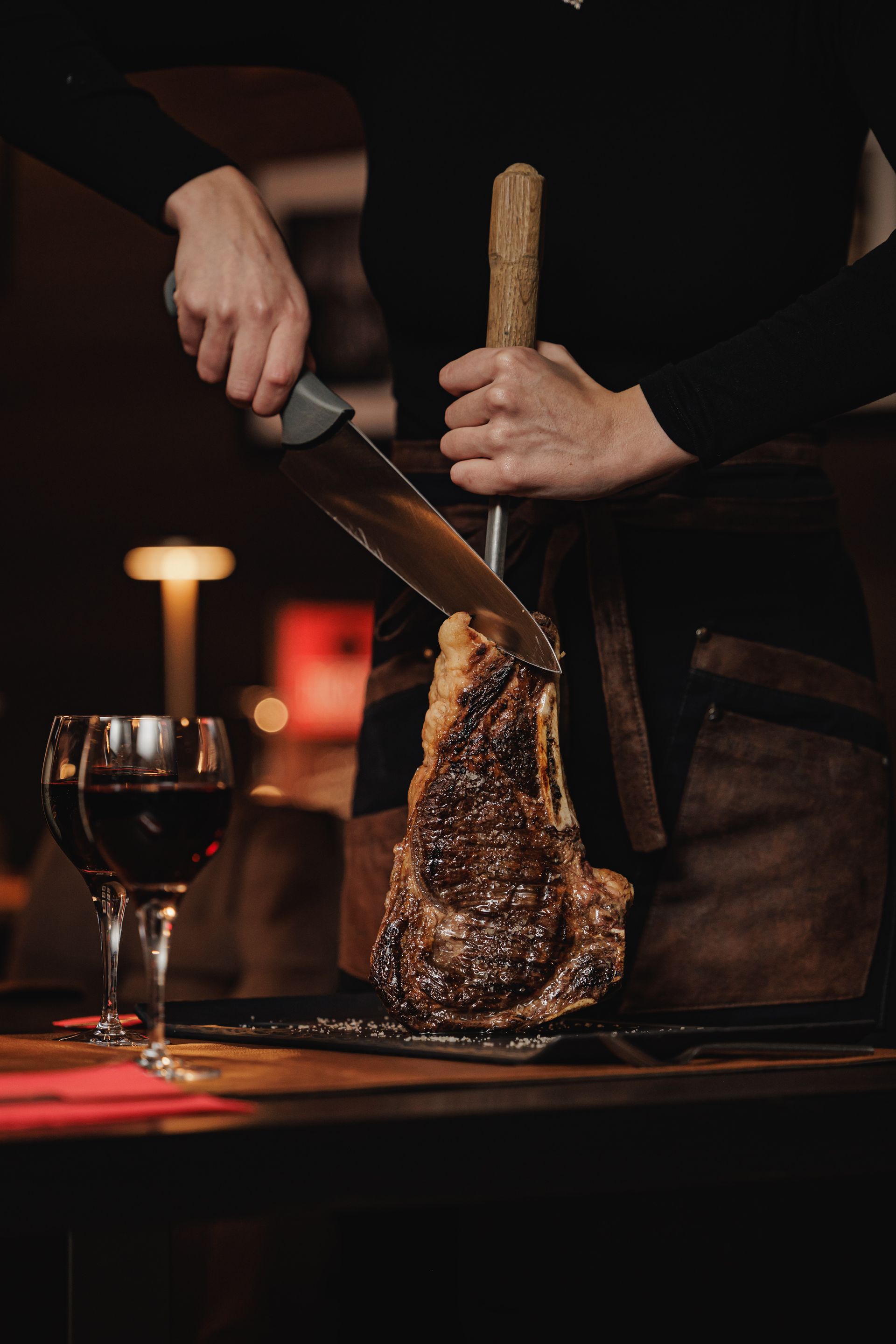 Grosse pièce de viande découpée à la main