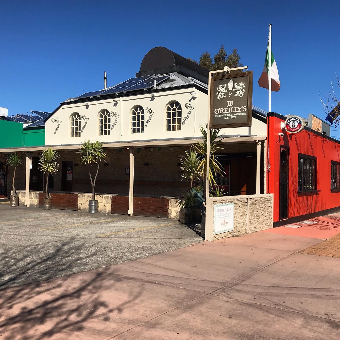 A red and white building with a sign that says ' it 's country ' on it