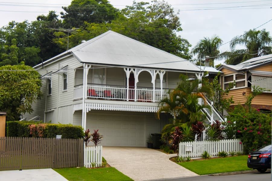 White Tropical House - Balustrade in Port Stephens, NSW