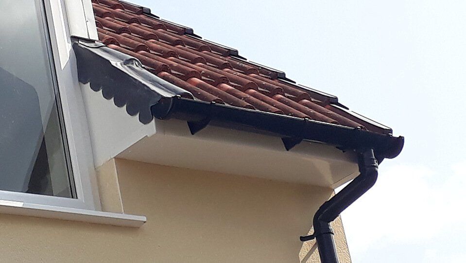 White Upvc Fascias & Soffits, Black PVC Gutters, Black Rounded Guttering, Black Round Gutter.