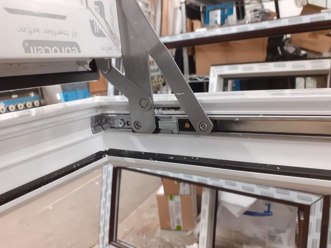 Upvc windows, hinges for upvc windows, g4glass.com replace & repair upvc window hinges in leeds & surrounding areas.