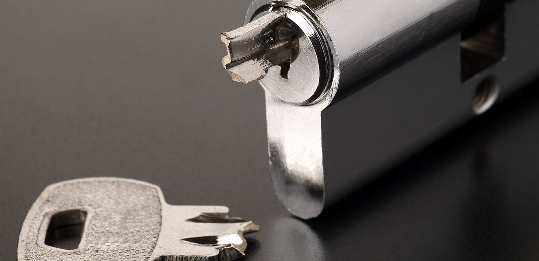 Locksmiths in Leeds, Faulty Stiff Locks Opened Repaired & Replaced 24hr, Call Outs Across Leeds, Bradford, Wakefield, Huddersfield, Halifax, Harogate, Emergency Locksmiths Leeds.