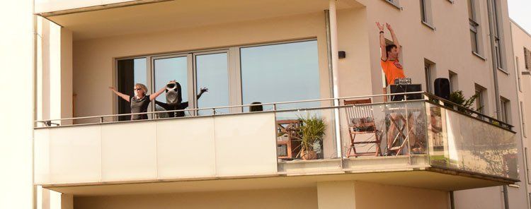 Das Foto zeigt einen Blick auf dem Balkon von Anja und Jan. Wir stehen darauf und machen Übungen. Die Stereo-Anlage ist auch zu sehen.