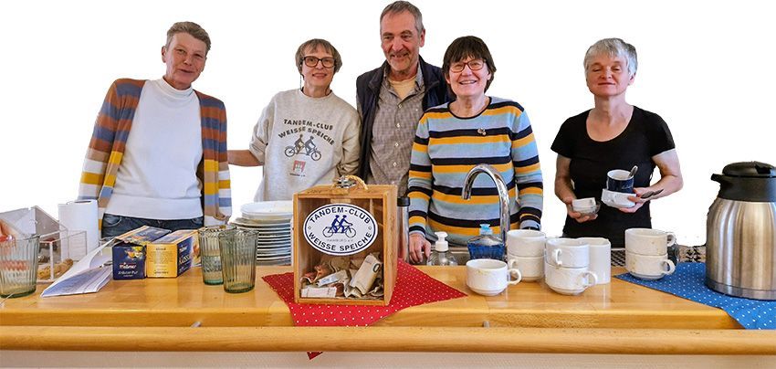 Foto mit den Helfern hinter dem Tresen.